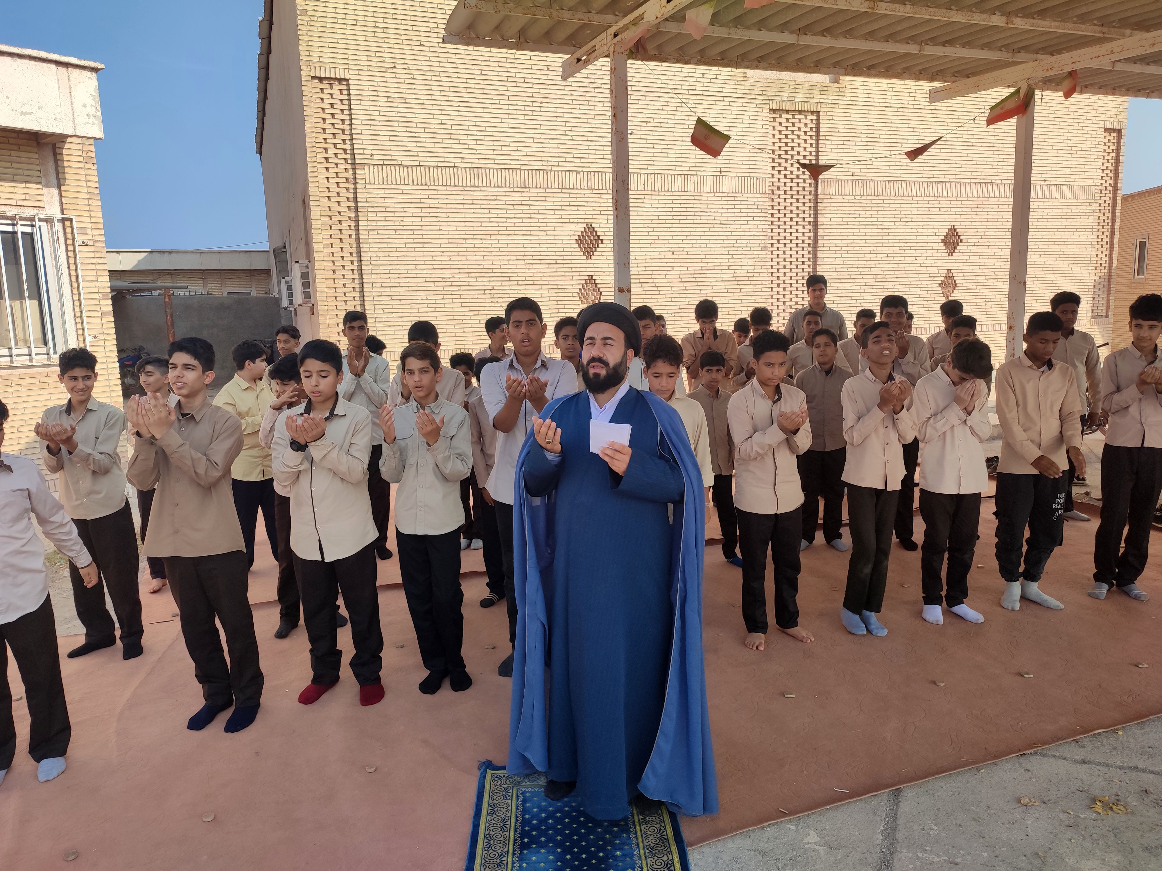 نماز باران در حیاط مدرسه متوسطه اول و دوم جزیره بوموسی برگزار شد