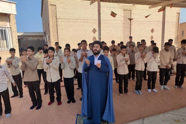 نماز باران در حیاط مدرسه متوسطه اول و دوم جزیره بوموسی برگزار شد