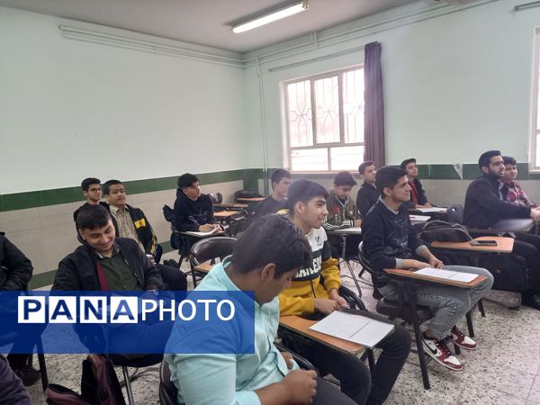 کلاس های تقویتی دبیرستان نمونه آیت الله خامنه‌ای کاشمر
