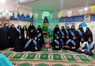 نمایشگاه انقلاب اسلامی در دبیرستان فرهنگیان خرم‌آباد 