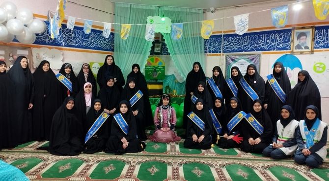 نمایشگاه انقلاب اسلامی در دبیرستان فرهنگیان خرم‌آباد 