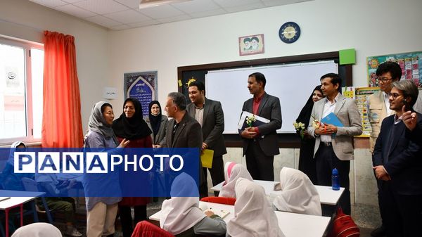 حضور نماینده کمیساریای عالی سازمان ملل در دبستان وحدت بیرجند 