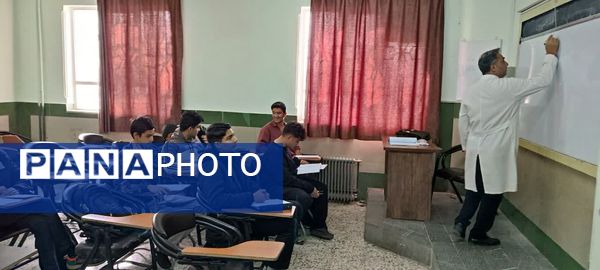 کلاس های تقویتی در دبیرستان نمونه آیت‌الله خامنه ای