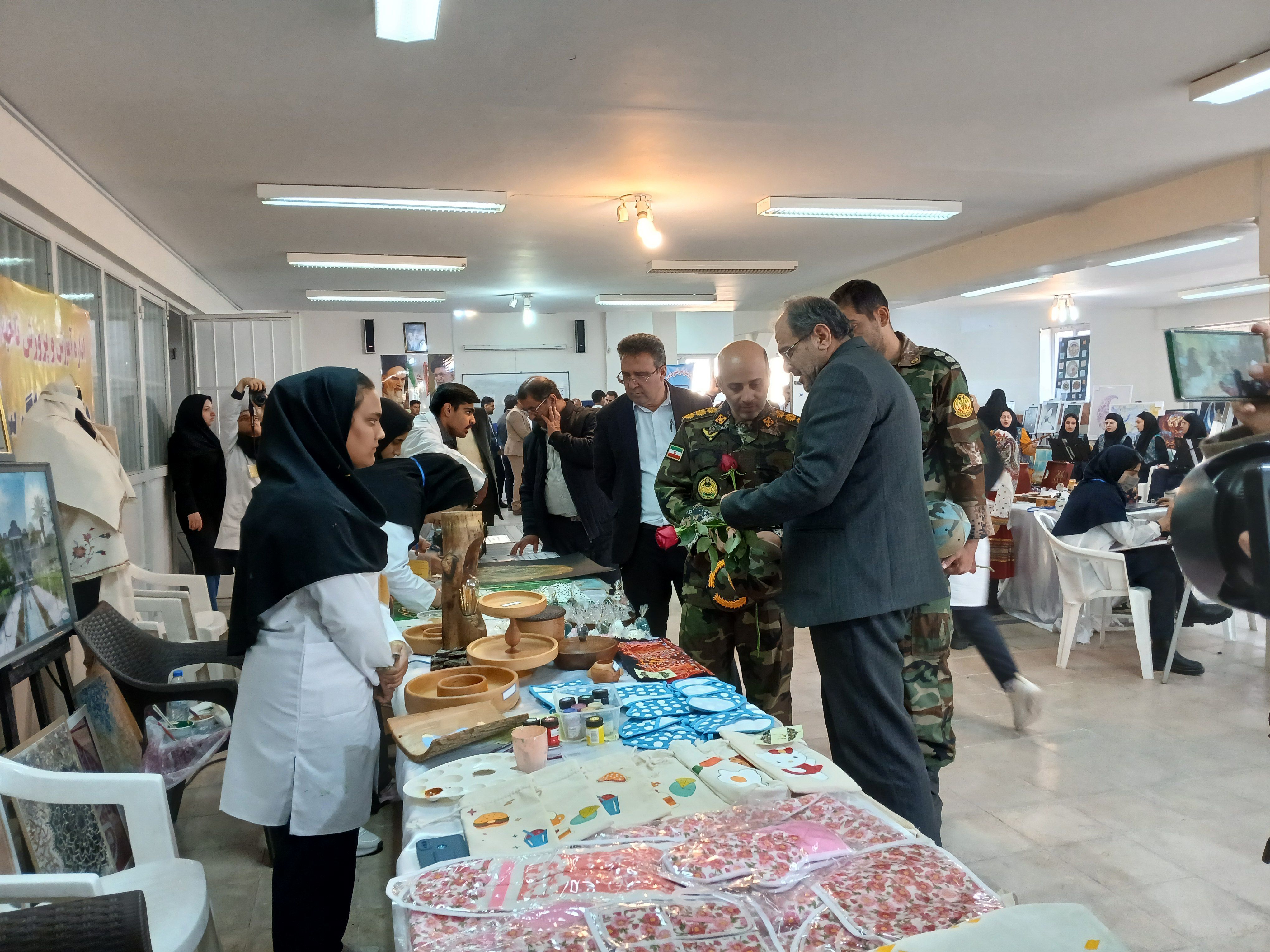 برگزاری نمایشگاه ایده‌های تحول آفرین در دبیرستان الگونه ناحیه ۳ شیراز