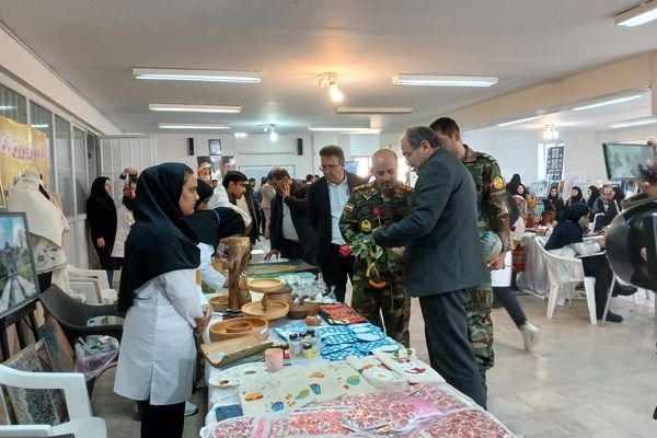 برگزاری نمایشگاه ایده‌های تحول آفرین در دبیرستان الگونه ناحیه ۳ شیراز