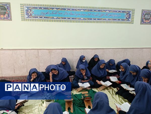 برگزاری محفل نورانی انس با قرآن در دبیرستان دکتر جواد حداد۲ ناحیه پنج