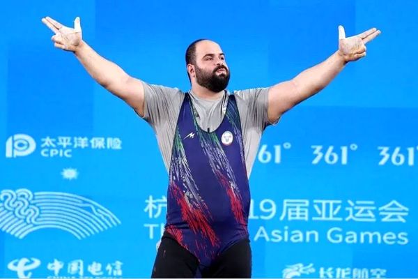قهرمانی آسیا؛ آیت شریفی قوی‌ترین مرد قاره کهن در نبرد با فولاد سرد