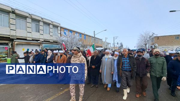 حضور پر شور فرهنگیان و دانش آموزان در کنار مردم ولایتمدار شهرستان صالح آباد در یوم الله ۲۲بهمن