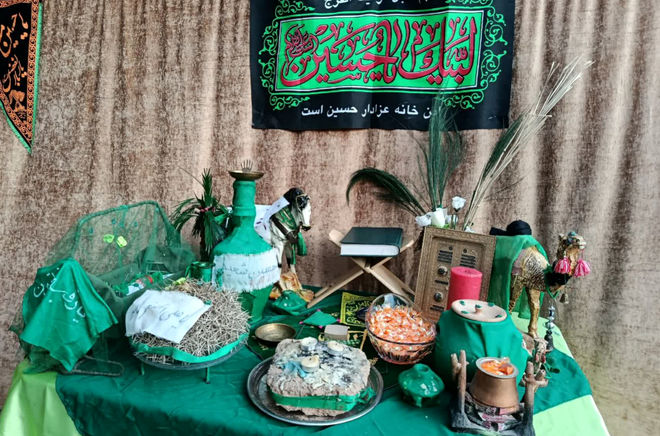 دانش آموزان دبستان ۲۲ بهمن  آباده با برپایی موکب به عزاداری پرداختند