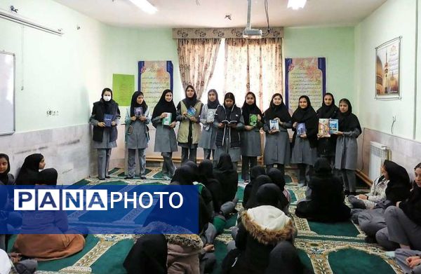 گرامیداشت هفته کتاب و کتابخوانی در دبیرستان حاج مهدی روحانی شهرستان خلیل آباد 