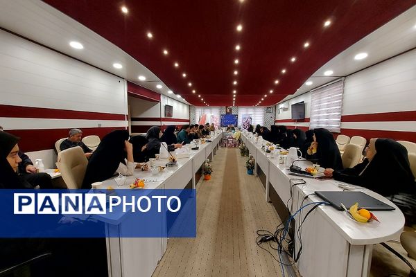 تقدیر از بانوان شاغل در اداره آموزش و پرورش کهریزک 