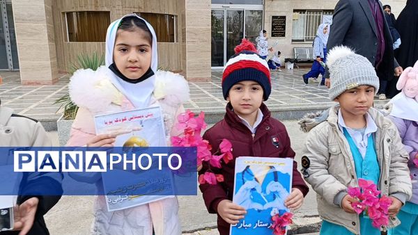 اهدای گل توسط دانش‌آموزان به پرستاران به مناسبت روز پرستار 
