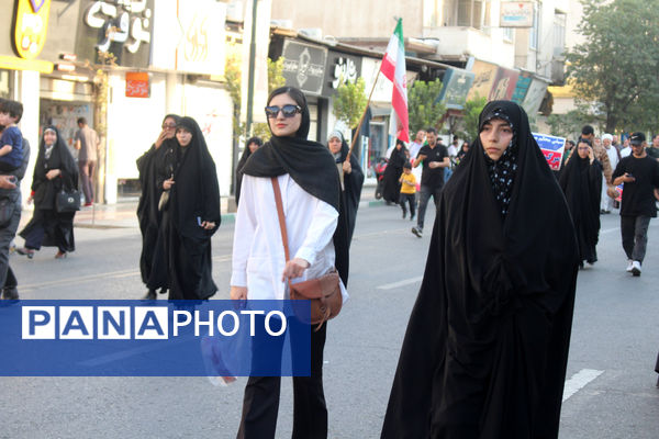 جلوه‌های حماسی از حضور نوجوانان قمی در مراسم تشییع شهدا 