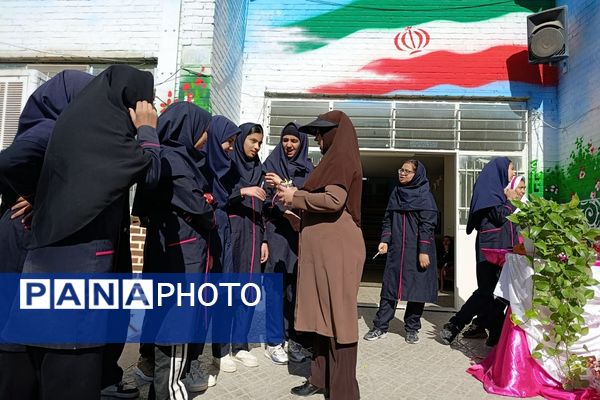 گرامیداشت روز دانش آموز در مدارس دخترانه پیشوا؛ شکوفایی مهر و علم در باران، کوثر، دیانت و مهردخت