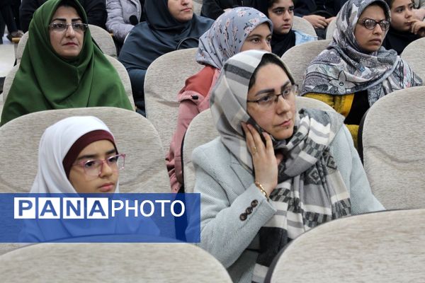 تقدیر از برگزیدگان مسابقات قرآن، عترت و نماز در گلوگاه 