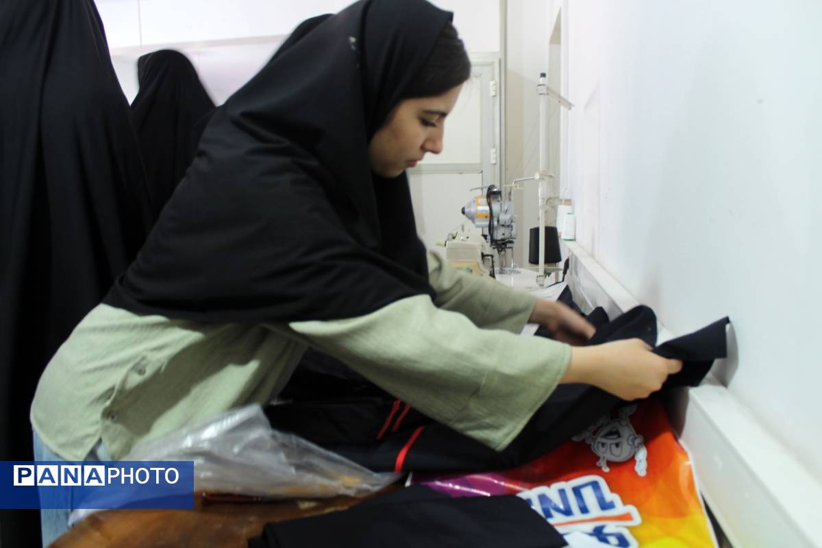 هنرستانی ها در نقش تولید کننده،دوخت لباس فرم دانش آموزان به دست هنرستانی های قدس