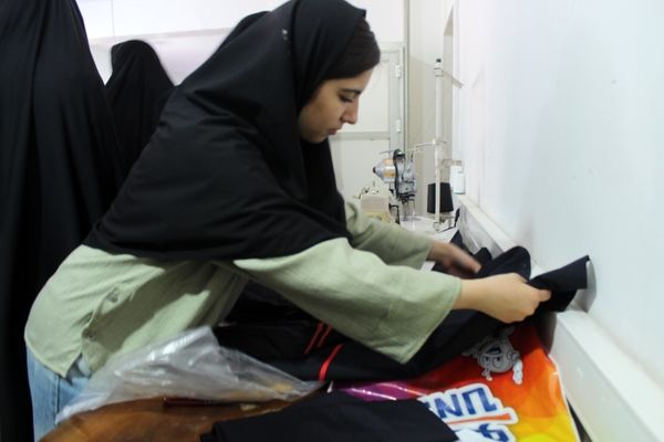 هنرستانی ها در نقش تولید کننده،دوخت لباس فرم دانش آموزان به دست هنرستانی های قدس