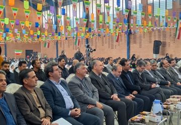 نواخته شدن زنگ انقلاب اسلامی در مدرسه شکراله فرقدانی ناحیه۴ اصفهان