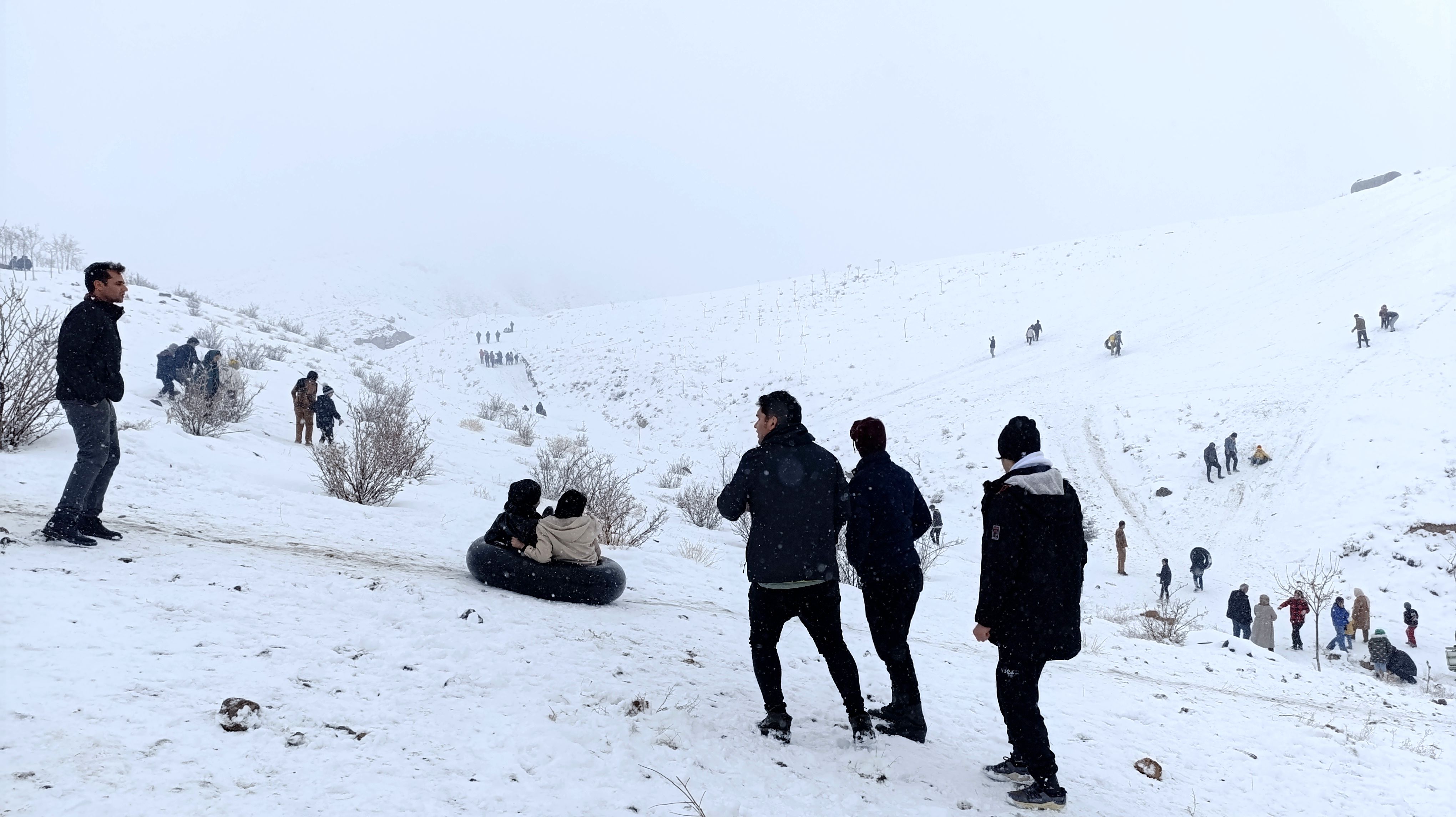  برف بازی مردم نیشابور در روستای برف ریز 