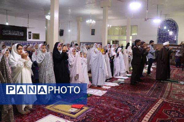 اقامه نماز در مدرسه شهیدان ایرلو قرچک