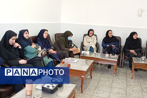 نشست کتابخوان مدرسه‌ای در دبیرستان دخترانه جوادالائمه بهارستان‌دو