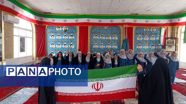 ادای احترام دانش‌آموزان میبدی به شهدای جنگ تحمیلی 
