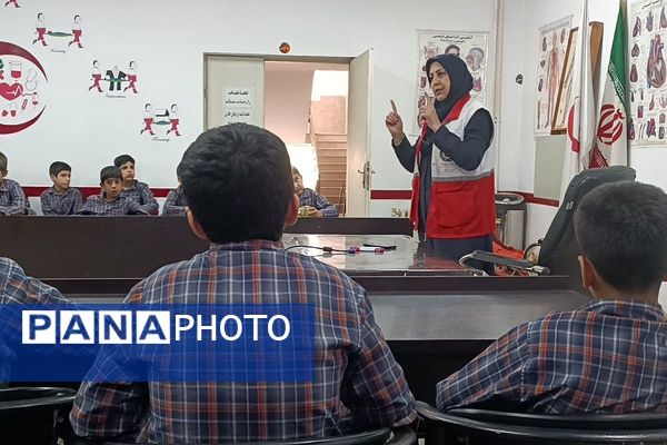 بازدید دانش‌آموزان دبستان علامه طباطبایی از جمعیت هلال‌احمر پیشوا
