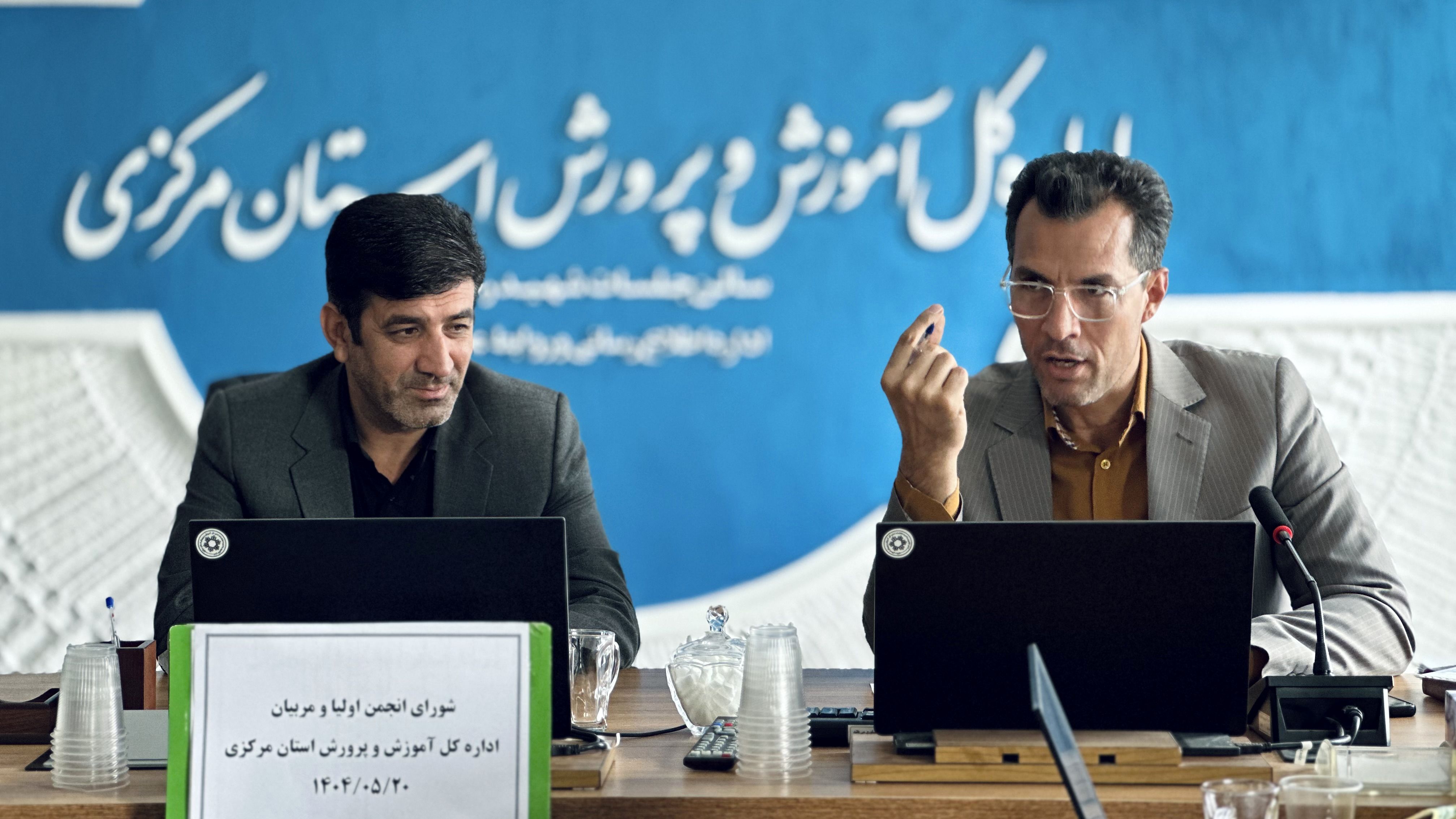 تقدیر از عوامل اجرایی جشنواره ملی طراحی و دوخت لباس دانش‌آموزی با حضور انجمن اولیا‌ و مربیان استان مرکزی
