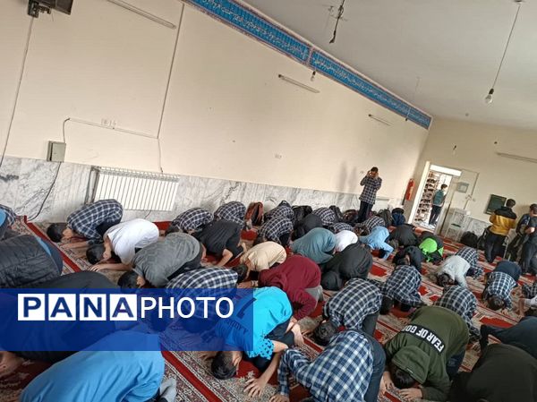 برپایی نماز جماعت ظهر و عصر در آموزشگاه شهید رجایی یک بجنورد