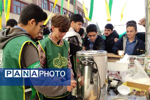 در اغنای دل‌ها هنرستان موفقیان اسلامشهر میزبان آیین فاطمیه و سفره احسان بانوی نور بود