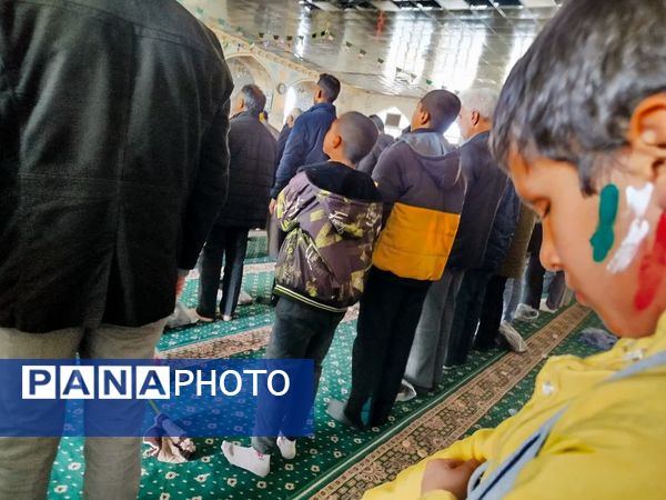 اقامه نماز جماعت بعد از  راهپیمایی در کاشمر 