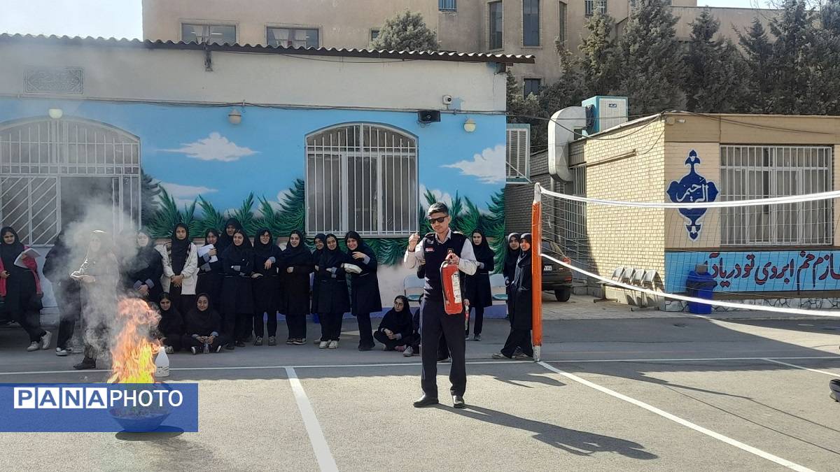 آموزش اطفای حریق در دبیرستان نمونه دولتی آینده‌سازان ناحیه ۴ کرج