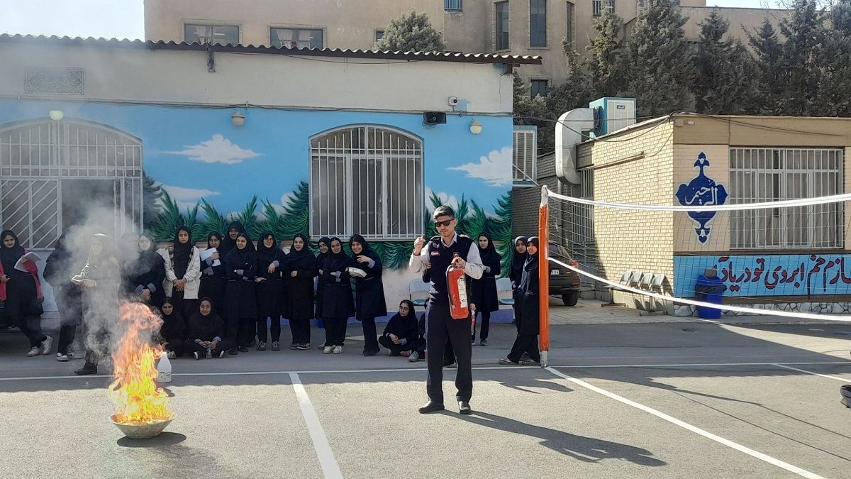 آموزش اطفای حریق در دبیرستان نمونه دولتی آینده‌سازان ناحیه ۴ کرج