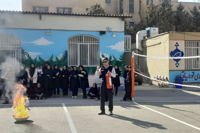 آموزش اطفای حریق در دبیرستان نمونه دولتی آینده‌سازان ناحیه ۴ کرج