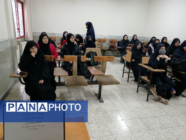  جلسه شورا  و بسیج دانش آموزی در دبیرستان نمونه دولتی مهشید مصلی نژاد