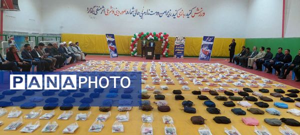 توزیع بسته‌های نوشت افزار ویژه دانش‌آموزان کم برخوردار در باخرز 