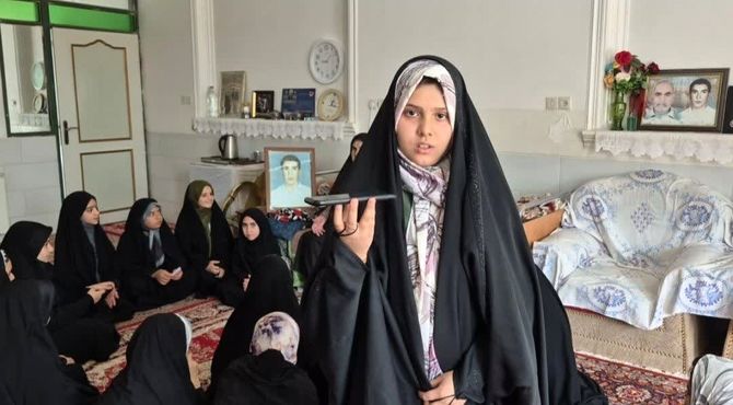 دیدار نوجوان روستای گردکوه با مادر شهید سلمان فلاحی پناه