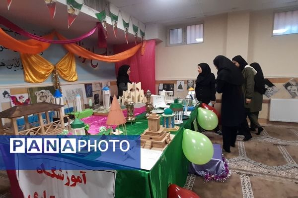 نمایشگاه نقاشی و دست آوردهای دانش‌آموزان مدرسه شهید خشکباری به مناسبت هفته فرهنگ و هنر 