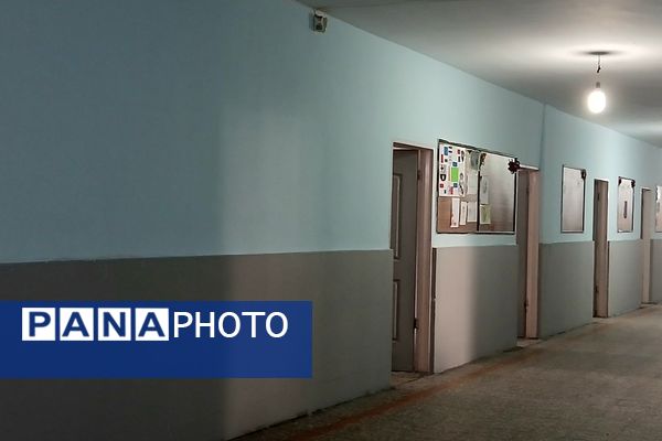 دبیرستان دخترانه بعثت۲ شهرک وایین در تدارک پروژه مهر با توزیع کتاب و لباس فرم