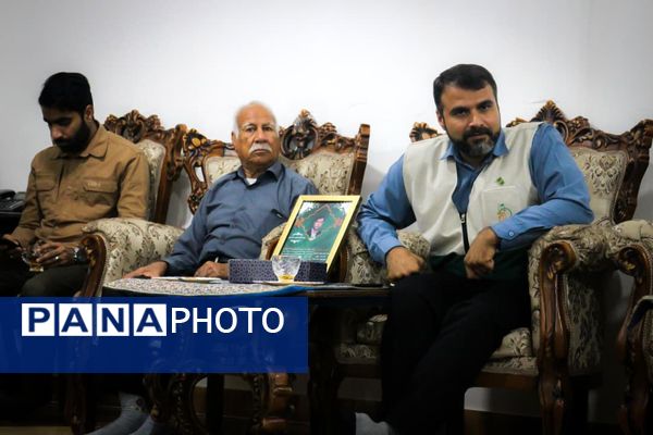 تجلیل دانش‌آموزان بندرعباسی از خانواده شهید در آستانه میلاد حضرت زهرا(س)