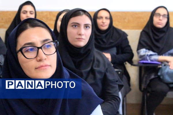  کارگاه دانش‌افزایی زبان انگیلیسی در دبیرستان‌ولایت بهارستان‌دو