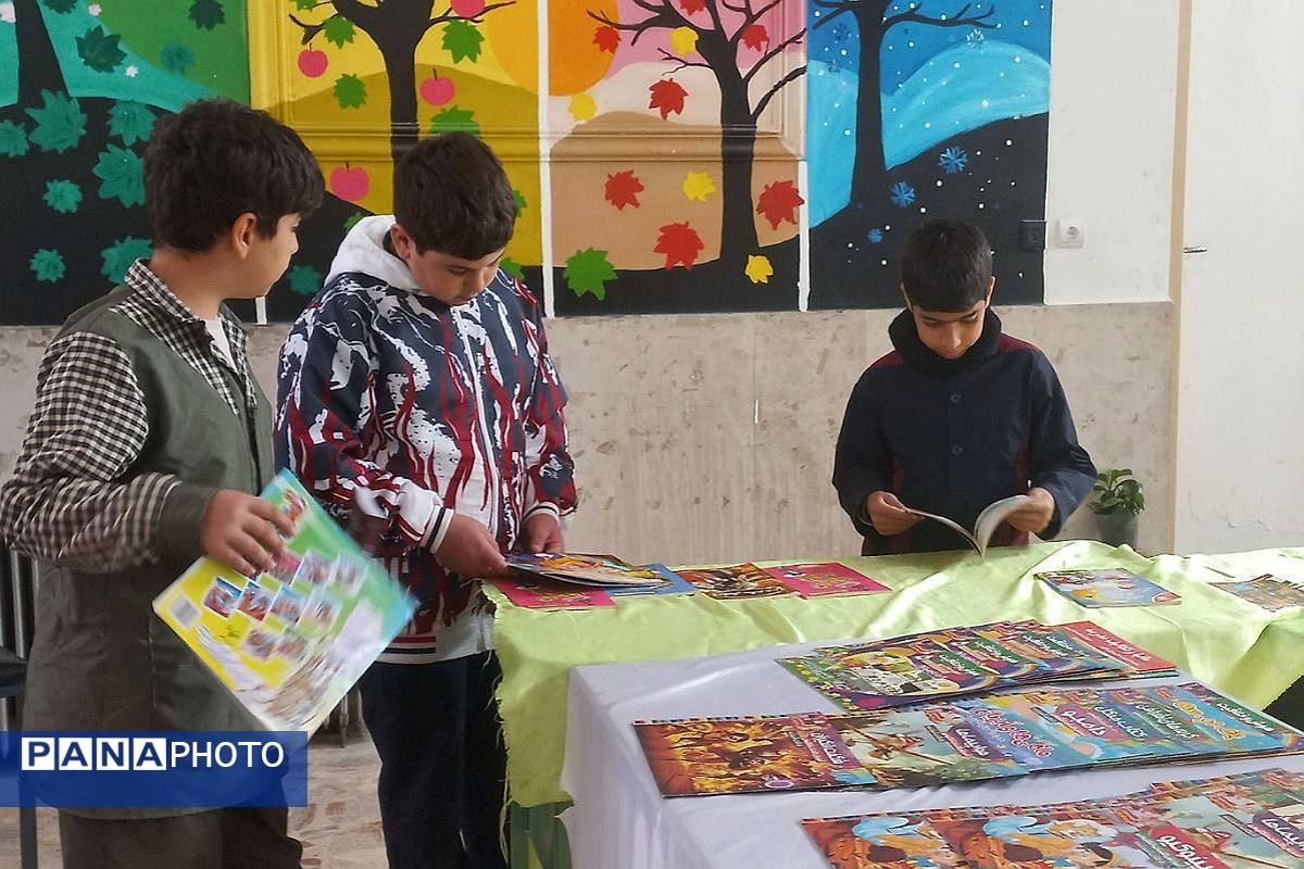 انس باکتاب و کتاب‌خوانی مدرسه باقرالعلوم شهرستان فیروزکوه