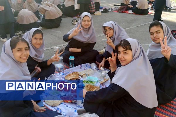 برگزاری مراسم صبحانه سلامت در دبیرستان بعثت ناحیه یک شهرری