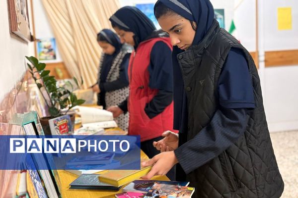 وقتی کتاب‌ها در مدرسه صف می‌کشند؛ استقبال پرشور دانش‌آموزان از نمایشگاه کتاب