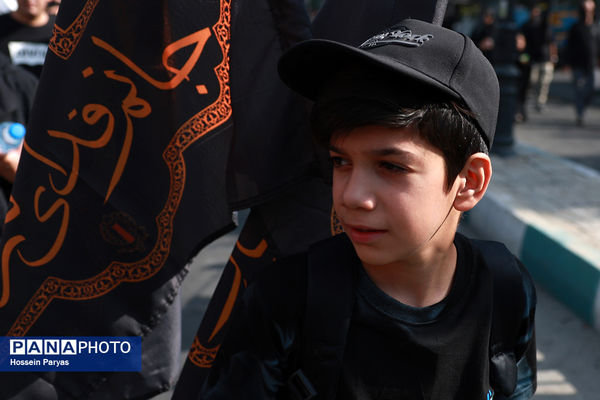 موکب «عشاق‌الحسین» سازمان دانش آموزی در راهپیمایی خانوادگی جاماندگان اربعین حسینی - تهران