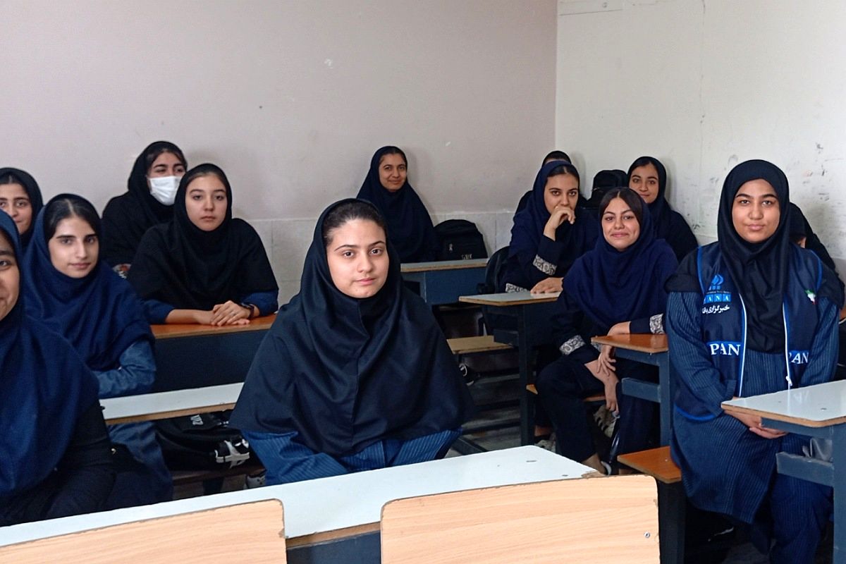 عکس یادگاری دانشآموزان هنرستان سرمد