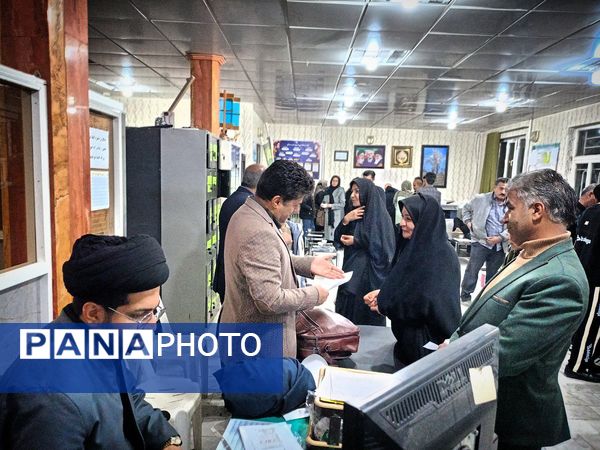 تحویل کارنامه هشدار دانش آموزان به اولیا دبیرستان میثاق