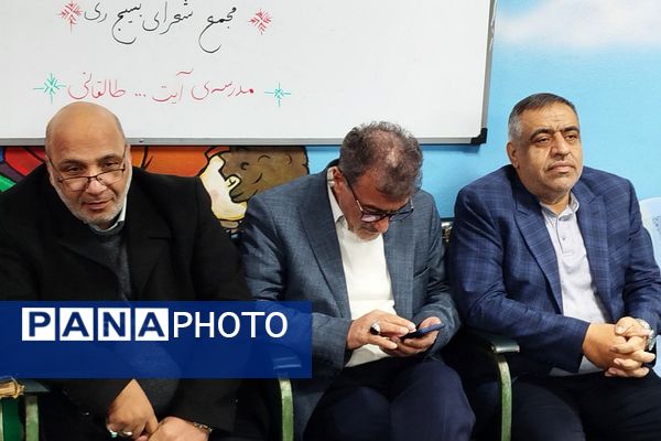 گردهمایی انجمن شعر و ادب فرهنگیان در دبستان طالقانی ناحیه دو شهرری 