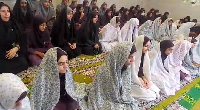 هر روز صف‌‌های نور، در دبیرستان فرزانگان میناب برپا می‌‌شود