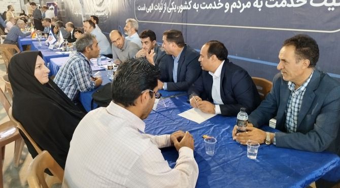 حضور مسئولین ناحیه ۳ و پاسخگویی به مراجعین در میز خدمت اداره کل آموزش و پرورش 